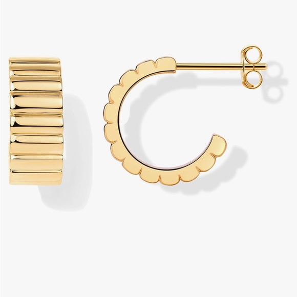 Huggie style ribbed Gold Hoop Earrings small and dainty casual everyday wear - Picture 2 of 3